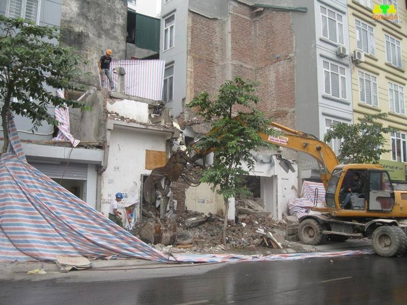 Nhà thầu sẽ tiến hành phá dỡ căn nhà cũ và vận chuyển rác thải xây dựng đi