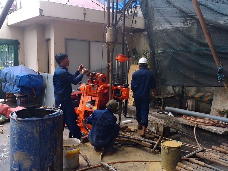 Sau khi lựa chọn được nhà thầu xây dựng, chủ nhà và nhà thầu sẽ tiến hành chọn ngày để để đi khảo sát địa chất (nếu cần)